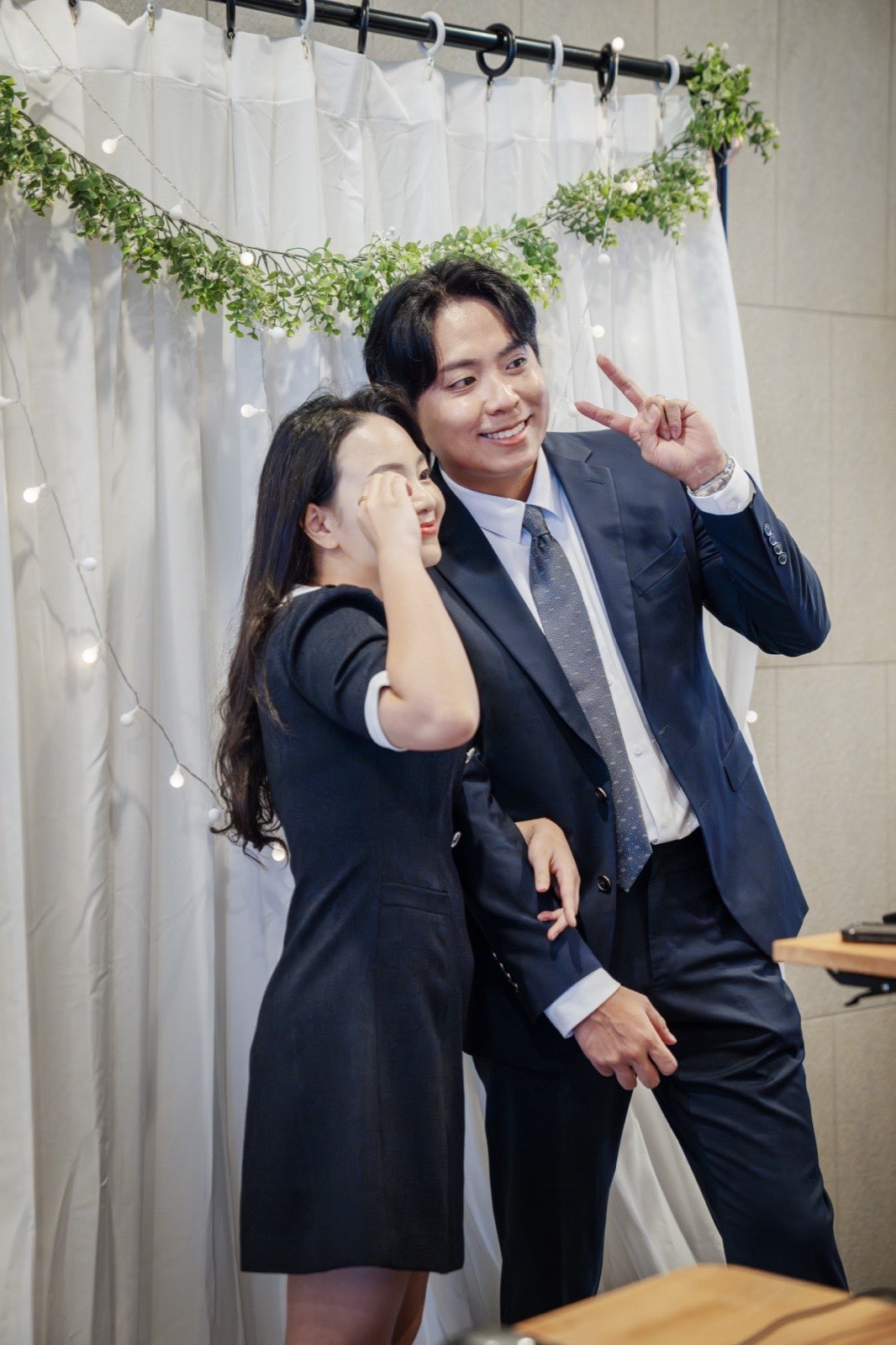 브이 포즈를 한 커플